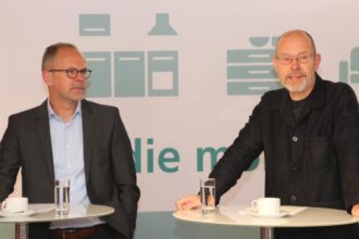 Od lewej: Jan Kurth, dyrektor generalny VDM/VHK i Leo Lübke, dyrektor generalny VdDP mówili w Herford o przyszłości, jaka czeka eksport mebli tapicerowanych. Fot. VdDP.