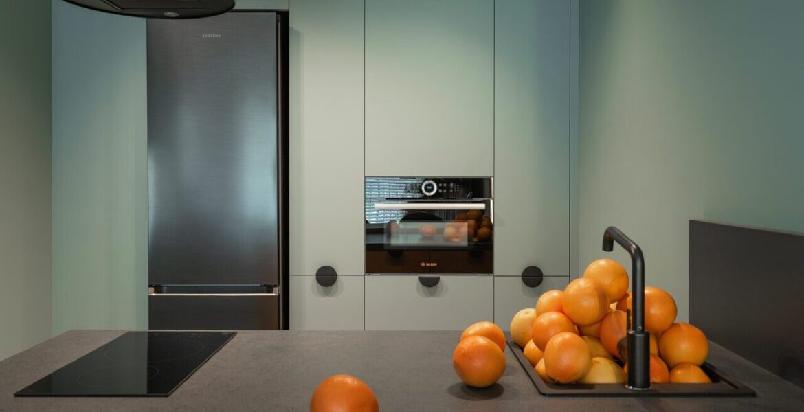 Kolory pustyni w kuchni - akwamaryna, ceglasty odcień na frontach zabudowy i ścianie, proj. KODO.