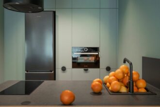 Kolory pustyni w kuchni - akwamaryna, ceglasty odcień na frontach zabudowy i ścianie, proj. KODO.