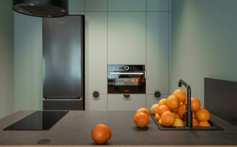 Kolory pustyni w kuchni - akwamaryna, ceglasty odcień na frontach zabudowy i ścianie, proj. KODO.