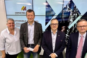 Od lewej: Magda Kicińska (Paged), Jarosław Michniuk (Paged), Martins Lācis (Latvijas Finieris), Yuriy Rudyuk (Van Bael & Bellis) przed rozpoczęciem webinarium EPF w dniu 10 września 2024 r. Zdalnie przemawiał Victor Deklerck (World Forest ID).