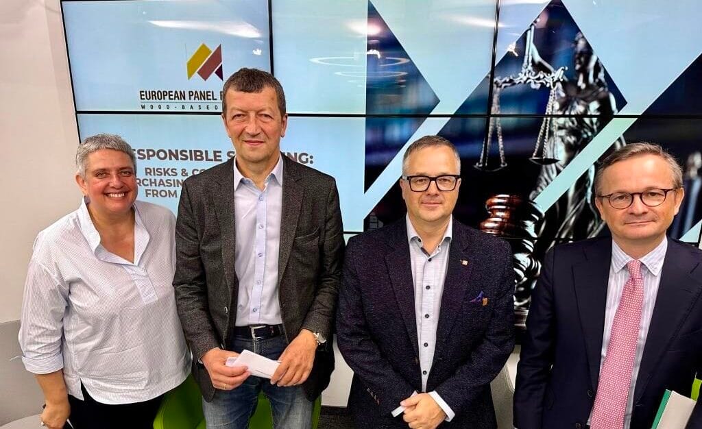 Od lewej: Magda Kicińska (Paged), Jarosław Michniuk (Paged), Martins Lācis (Latvijas Finieris), Yuriy Rudyuk (Van Bael & Bellis) przed rozpoczęciem webinarium EPF w dniu 10 września 2024 r. Zdalnie przemawiał Victor Deklerck (World Forest ID).