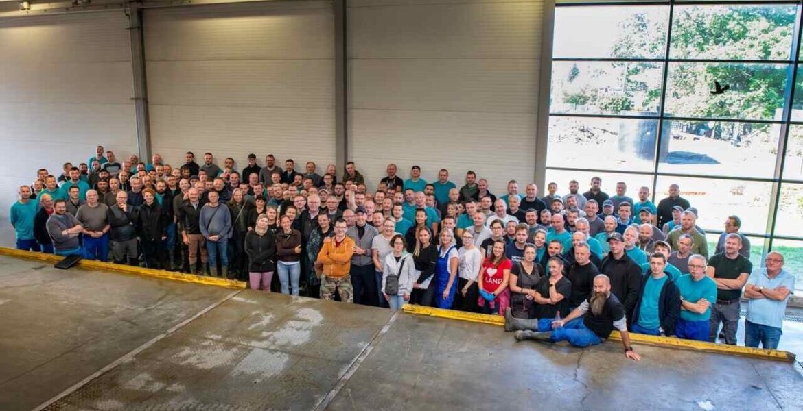 Walter Schatt z załogą Schattdecor Głuchołazy.