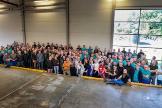 Walter Schatt z załogą Schattdecor Głuchołazy.