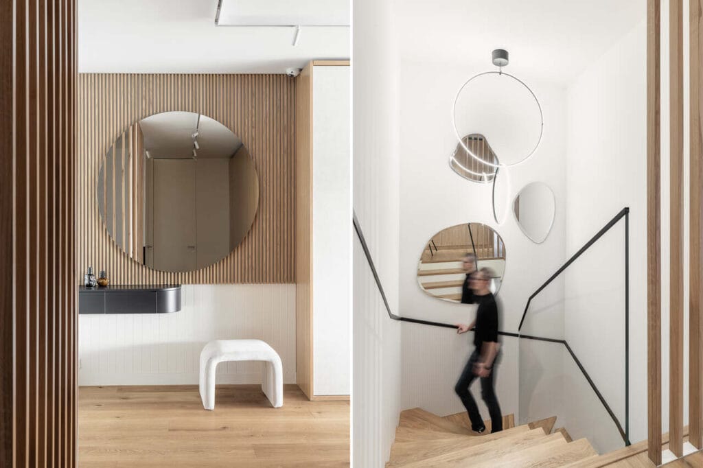 Strefa wejścia i klatka schodowa dwupoziomowego apartamentu wakacyjnego w inwestycji Yacht Park Gdynia. Realizacja wykonana przy współpracy z biurem projektowym Mitotu. Naturalne drewno i fornir są w tym wnętrzu głównymi elementami wiodącymi, uzupełnionymi o delikatne wykończenia ze spieków i lakierowanego MDF. Klatka schodowa z architektonicznym sznytem w postaci podziałów czarnych linii. Dopełnienie dekoracyjne to ledowe okręgi od marki Flos, a także piękne fazowane lustra od Catetelan Italia. Fot. Katarzyna Seliga-Wróblewska, Marcin Wróblewski / Fotomohito.