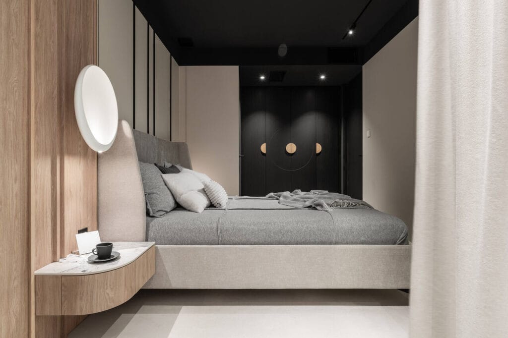 Sypialnia z wewnętrzną garderobą i łazienką w apartamencie na 26 piętrze inwestycji Sea Towers w Gdyni. Niewielka, ale bardzo funkcjonalna sypialnia, w której wygospodarowano miejsce na dodatkową szafę prócz osobnej garderoby. Wszystkie elementy wykonano pod projekt na zamówienie. Detale w postaci lamp od marki Vibia, a także spieku patagonia stanowią doskonałe uzupełnienie tej przestrzeni. Fot. Katarzyna Seliga-Wróblewska, Marcin Wróblewski / Fotomohito.