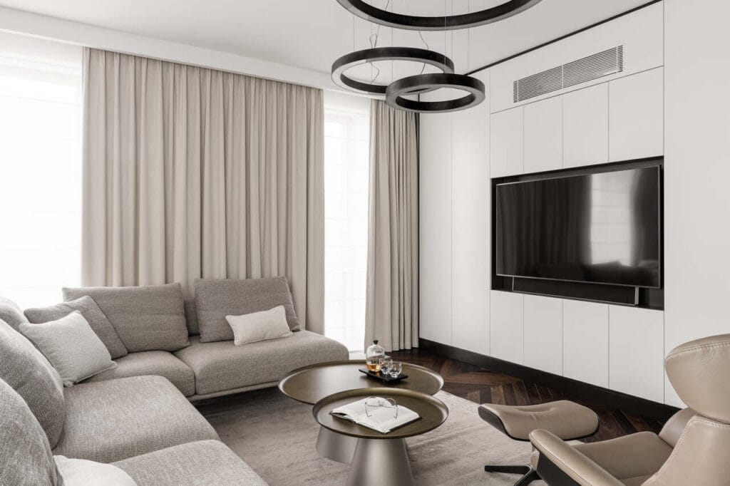 Strefa wypoczynkowa w apartamencie wakacyjnym w inwestycji Yacht Park. Prostota i funkcjonalność, a także elekt wow to trzy najważniejsze słowa-klucze w tym apartamencie. Dopracowanie detali i złożenie wszystkich elementów w całość, tak aby tworzyły niepowtarzalny styl i klasę – to wnętrze ma to wszystko. Piękna, ciemna, wędzona podłoga marki Kaczkan, sofa Olta, stoliki Cattalan Italia, fotel Conform oraz niezwykłe lampy Olev. Fot. Katarzyna Seliga-Wróblewska, Marcin Wróblewski / Fotomohito.