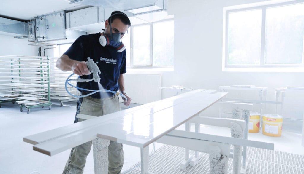 Przejście na lakiery wodorozcieńczalne zwykle wymaga jedynie niewielkich zmian w lakierni i oferuje znaczące korzyści dla użytkownika. Fot. © ADLER