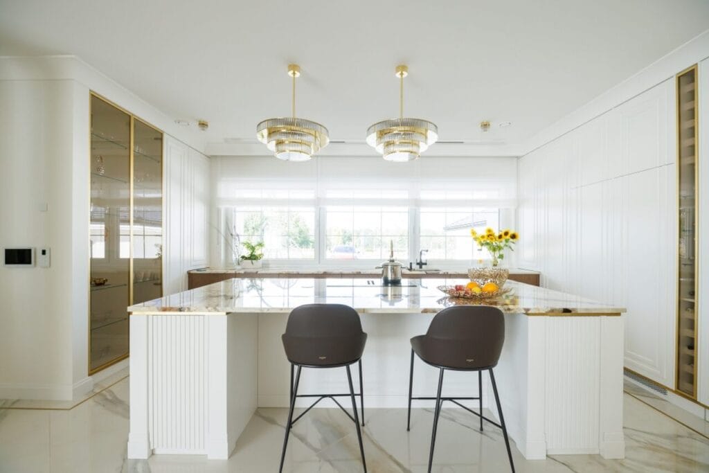 Kuchnia w stylu nowojorskim, projekt: Aneta Korus i Paula Pióro, Pracownia Projektowa Architektura i Wnętrza w Kielcach, ambasadorki marki Geberit. Fot. Bartek Barczyk.