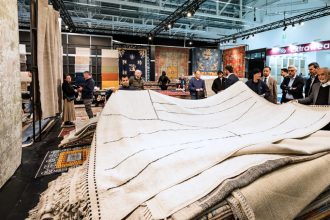 Dywany prezentowane na targach.