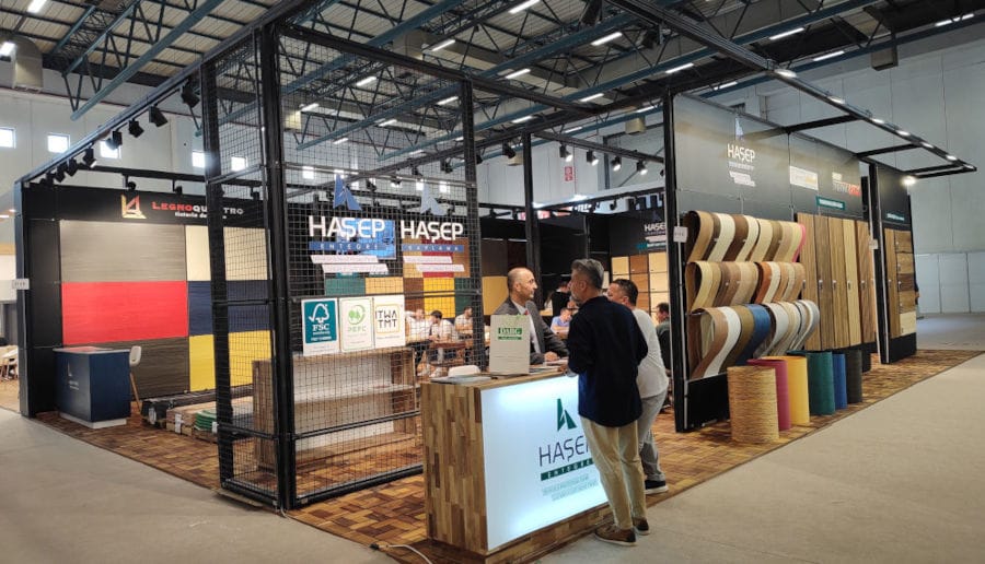 Stoisko Haşep Entegre, producenta wyrobów gospodarki leśnej przyciągało kolorowymi wybarwieniami oklein i płyt.