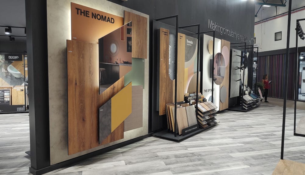 Kronospan i Kaindl zaprezentowały swoje najnowsze innowacje i zrównoważone rozwiązania. Zwiedzający mogli zapoznać się z wielkoformatowymi płytami ściennymi Rocko Tiles, unikalnymi wzorami blatów z kolekcji Slim Line oraz wszechstronnością zastosowań dekoru Cremona Oak.