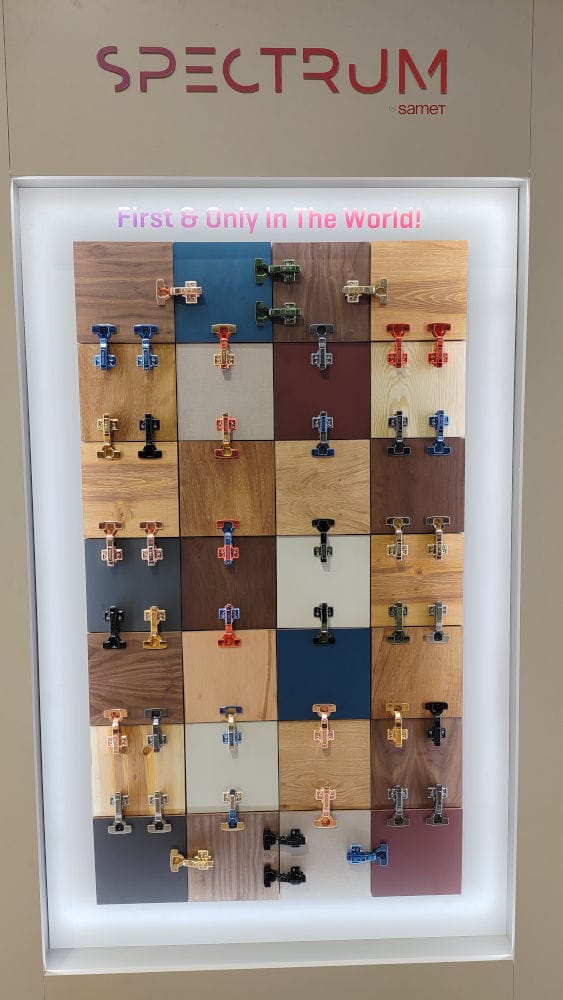 Na tegorocznej edycji targów Intermob 2024 premierę miała nowa kolekcja Spectrum By Samet z obejmująca zawiasy w urozmaiconej gamie kolorystycznej.