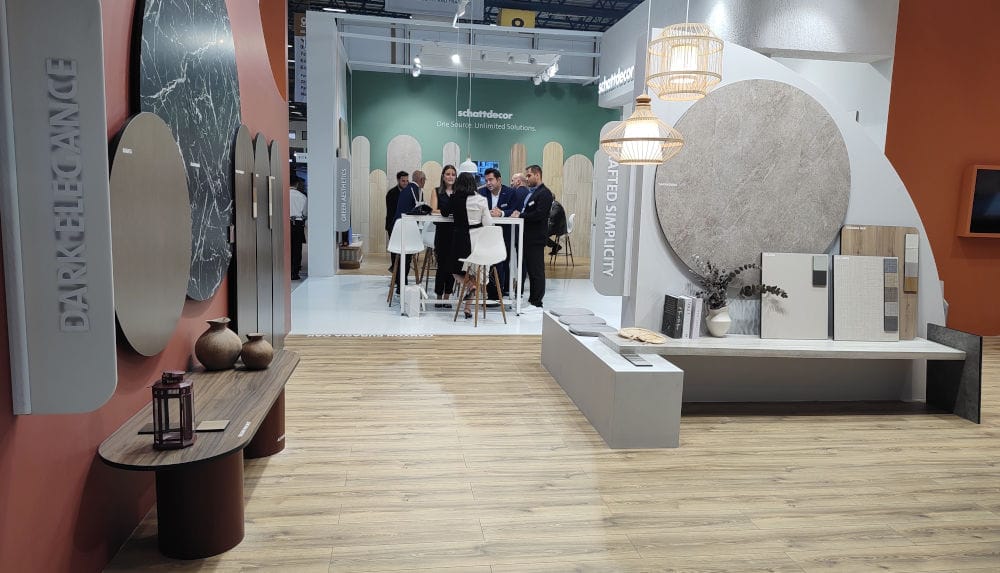 Podczas 26. Międzynarodowych Targów Intermob 2024, Schattdecor pokazał produkty i rozwiązania w ramach czterech nowych koncepcji – Green Aesthetics, Raw Essence, Dark Elegance i Crafted Simplicity.