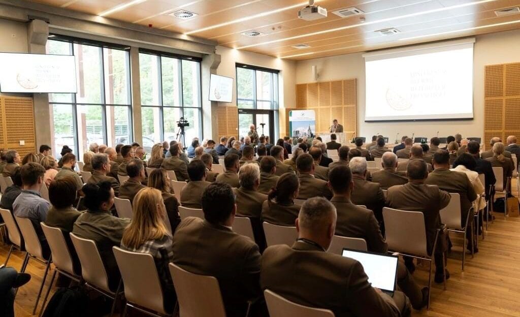 Konferencja „Drewno materiałem przyszłości”, która odbyła się 8 i 9 października 2024 r. w Instytucie Badawczym Leśnictwa w Sękocinie Starym.
