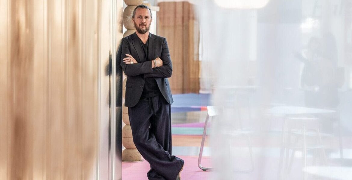 Lionel Jadot został uznany za projektanta roku Maison & Objet 2024. Tytuł ten honoruje wybitną osobowość, której kariera, wizja i wyjątkowość wyznaczają standardy dla zawodu. Fot. Anne-Emmanuelle Thion.