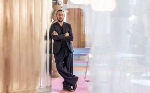 Lionel Jadot został uznany za projektanta roku Maison & Objet 2024. Tytuł ten honoruje wybitną osobowość, której kariera, wizja i wyjątkowość wyznaczają standardy dla zawodu. Fot. Anne-Emmanuelle Thion.