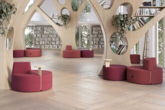 • Tri.ply, Nowy Styl – produkt oferujący nieograniczone możliwości aranżacyjne w różnych strefach spotkań. Okrągłe pufy, które są sercem kolekcji, doskonale urozmaicą każde wnętrze, wprowadzając do niego nowoczesny i stylowy akcent.