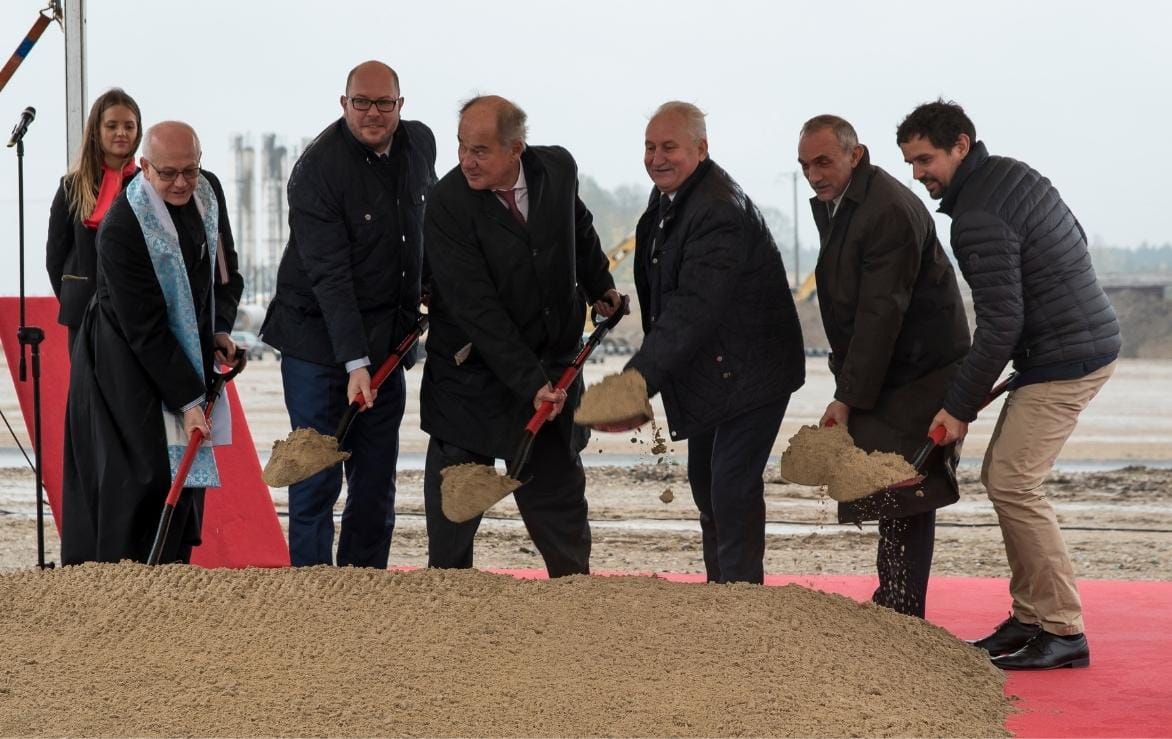 Przedstawiciele firmy Egger i zaproszeni goście podczas uroczystości wmurowania kamienia węgielnego pod nową inwestycję w Biskupcu, z udziałem Jana Szynaki.