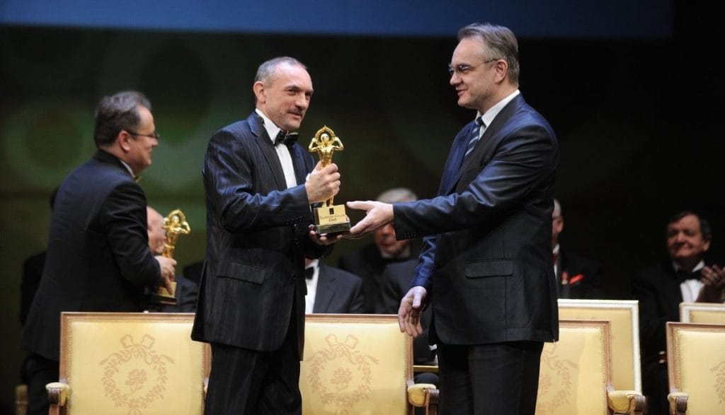 Jan Szynaka odbiera z rąk premiera Waldemara Pawlaka nagrodę Branżowy Lider Zmian.