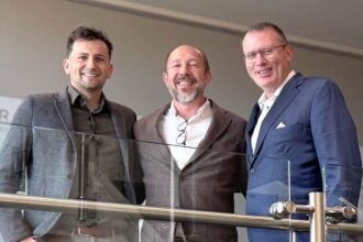 Na zdjęciu od lewej: Matthias Geisler, Flavio Nunes i David Sheehan, nowy prezes Schattdecor USA.