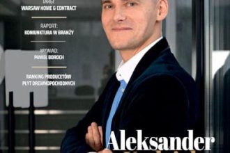 Okładka miesięcznika BIZNES.meble.pl - wydanie listopad 2025. Na okładce: Aleksander Kądziela, mistrz tapicerstwa, audytor, nauczyciel, rzeczoznawca i biegły sądowy, założyciel marki AK DESIGN. Fot. Adrianna Sikorska.