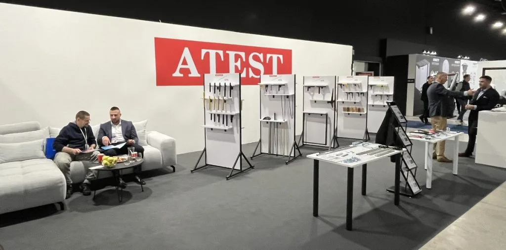 Stoisko ATEST i ATS z ekspozycją nóg meblowych, akcesoriów i rozwiązań meblowych podczas targów Warsaw Home 2024 w hali wystawowej.