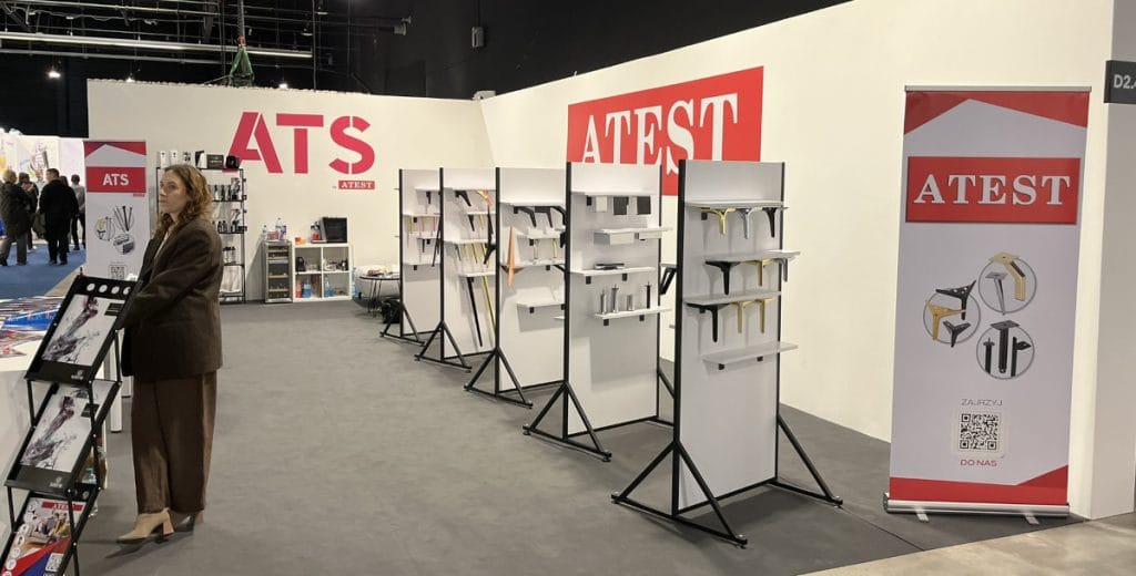 Stoisko ATEST i ATS z ekspozycją nóg meblowych, akcesoriów i rozwiązań meblowych podczas targów Warsaw Home 2024 w hali wystawowej.