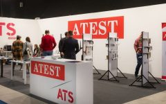 Stoisko ATEST i ATS z ekspozycją nóg meblowych, akcesoriów i rozwiązań meblowych podczas targów Warsaw Home 2024 w hali wystawowej.