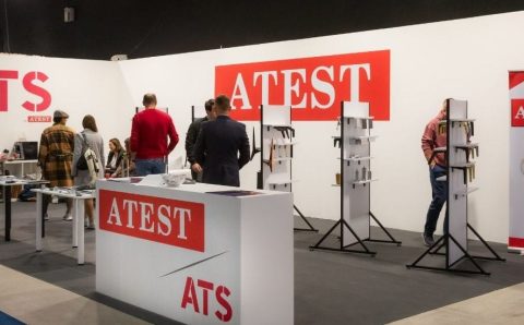 Stoisko ATEST i ATS z ekspozycją nóg meblowych, akcesoriów i rozwiązań meblowych podczas targów Warsaw Home 2024 w hali wystawowej.