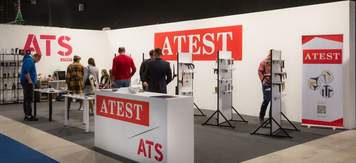 Stoisko ATEST i ATS z ekspozycją nóg meblowych, akcesoriów i rozwiązań meblowych podczas targów Warsaw Home 2024 w hali wystawowej.