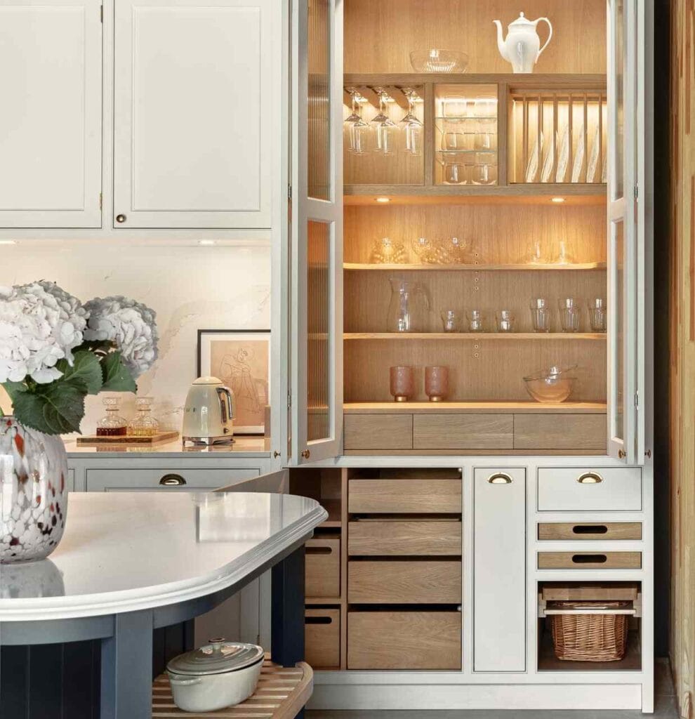 Spiżarka, będąca elementem kuchni firmy AZURE w konstrukcji „in-frame”, została w całości wykonana z litego drewna.