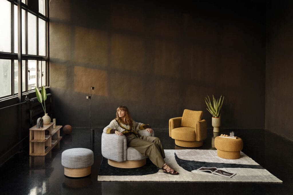 Fotel Bofii (proj. Grynasz Studio dla Bizzarto) ma ciekawą bryłę, z dużą koncentracją na detalu. Mebel jest wygodny, o dużym komforcie siedzenia. Podłokietniki mają przyjemną wysokość, a cofnięty cokół ułatwia wstawanie. 