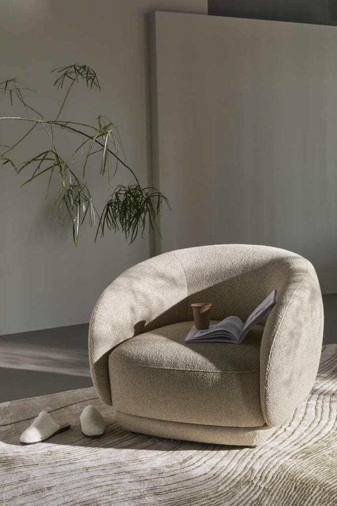 Miękkie, rzeźbiarskie kształty i zaokrąglone linie fotela Bolzano celebrują to, co najlepsze we współczesnych trendach. To satysfakcjonująca oko mieszanka skandynawskiego minimalizmu i designu z lat 50., która tworzy w przestrzeni pełen tekstury obiekt inspirowany naturą. Dla BoConcept, marki głęboko zakorzenionej w duńskimi rzemiośle i minimalizmie, zaprojektowany przez Mortena Georgsena mebel jest naturalnym dopełnieniem filozofii jej aktualnej kolekcji.