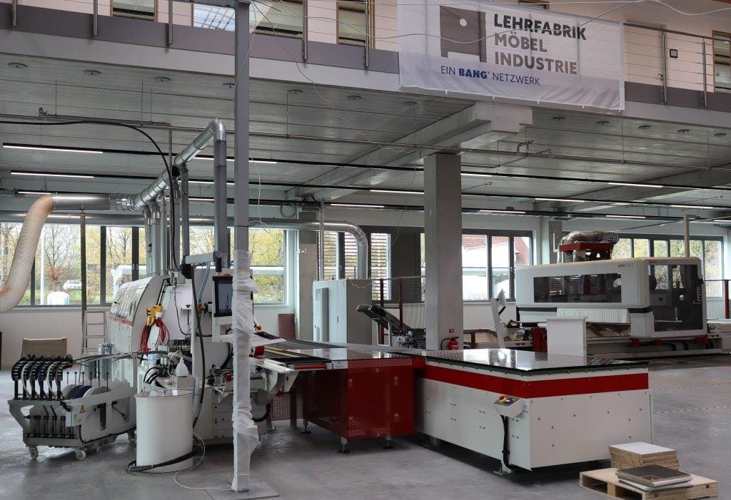 Centrum szkoleniowe wyposażone jest w kompletną linię do produkcji mebli.