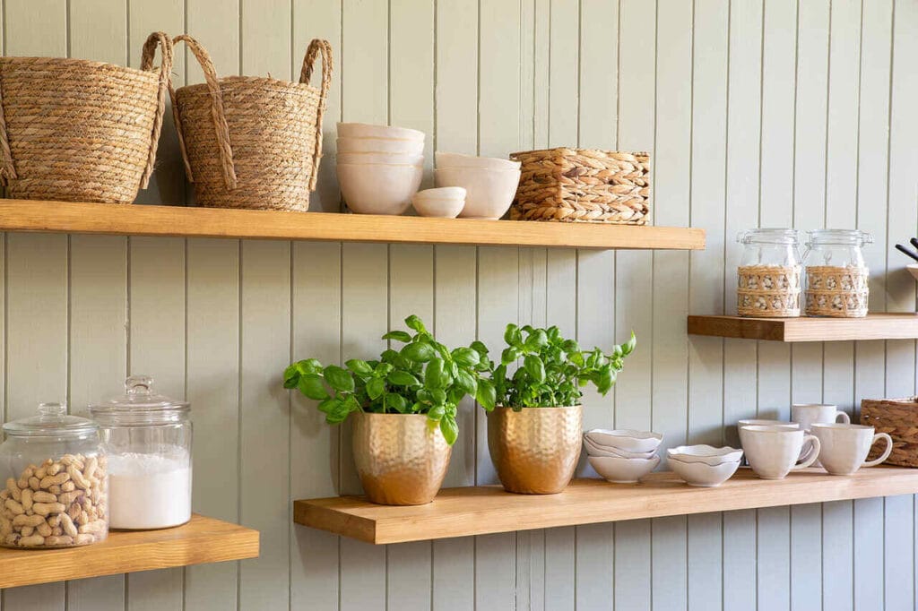 Mieszkanie w stylu urban jungle - półka sosnowa. Fot. Eco Sypialnie/Galeria Wnętrz DOMAR.