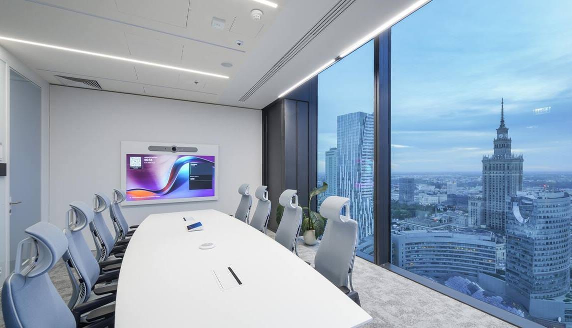 W sali konferencyjnej komfort akustyczny jest szczególnie ważny.