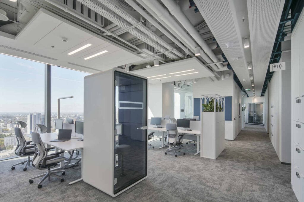 Przestrzeń typu open space - na pierwszym planie budka akustyczna.
