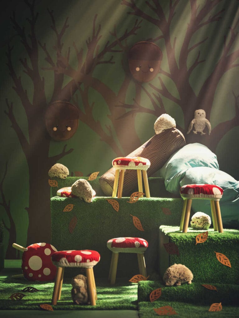 Nowa kolekcja IKEA dla dzieci - SKOGSDUVA. Elementem wystroju pokoju dziecięcego może być również stołek FLISAT lub MAMMUT, przykryty kolorowym pokrowcem w kształcie kapelusza muchomora.