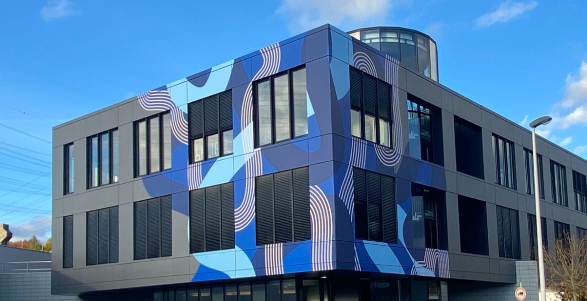 Nowoczesna siedziba Interprint z kolorową elewacją w Arnsbergu – symbol transformacji i nowej strategii marki opartej na danych i designie.