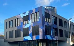 Nowoczesna siedziba Interprint z kolorową elewacją w Arnsbergu – symbol transformacji i nowej strategii marki opartej na danych i designie.