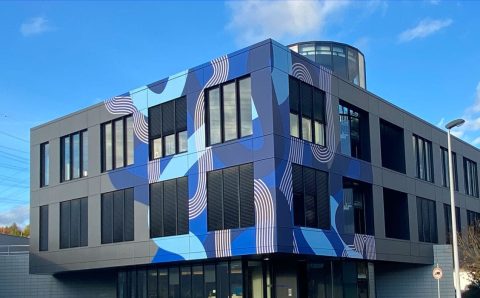 Nowoczesna siedziba Interprint z kolorową elewacją w Arnsbergu – symbol transformacji i nowej strategii marki opartej na danych i designie.