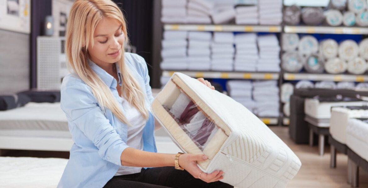 Kobieta oglądająca materac w przekroju. Materac wykonany z wykorzystaniem nowoczesnych technologii.