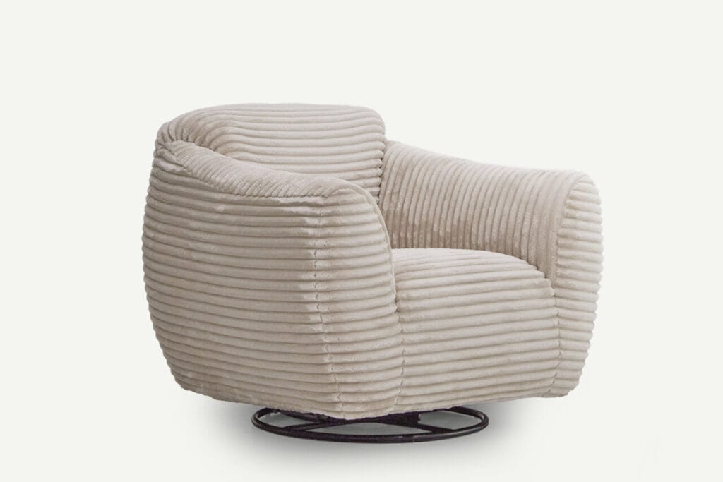 Fotel Sfera produkowany przez markę polską Moco Home to definicja nowoczesnego wzornictwa, które wyróżnia się wyjątkowym komfortem i wysoką funkcjonalnością. Mebel został wyposażony w innowacyjną platformę obrotową 360 stopni oraz funkcję delikatnego bujania, która wprowadza relaks na nowy poziom. Sfera to idealne rozwiązanie dla osób poszukujących nie tylko relaksu, ale także wszechstronnej ergonomii. Dodatkowo, możliwość blokady bujania pozwala dostosować ustawienie fotela do indywidualnych preferencji. 