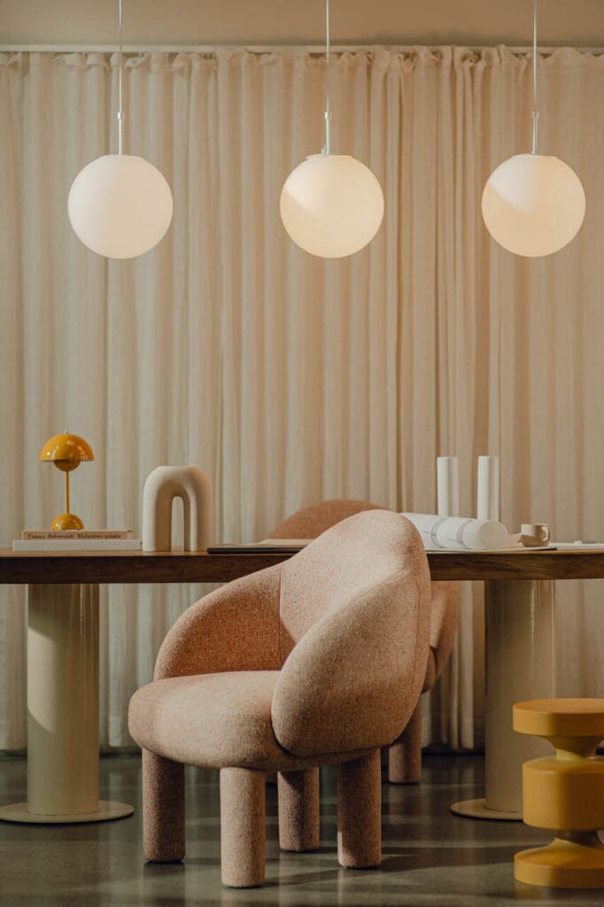 Fotel Dumbo, zaprojektowany przez Izabelę Brolę-Cieśluk dla Motiv Home, łączy w sobie zalety krzesła z podłokietnikami oraz wygodnego fotela, oferując wyjątkowy komfort. Stworzony z myślą o długich, przyjemnych rozmowach z bliskimi przy stole, jest idealnym wyborem zarówno do domowej jadalni, jak i do wnętrz hotelowych czy sal konferencyjnych.