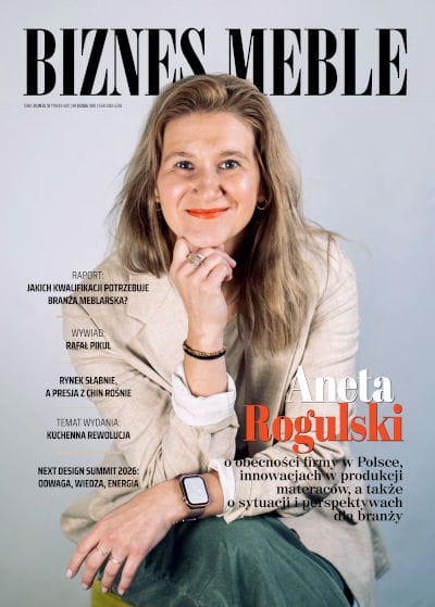 Okładka miesięcznika BIZNES MEBLE - wydanie sierpień 2026. Na okładce: Aneta Rogulski, członkini Zarządu i dyrektor handlowy w firmie Fey.