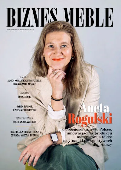 Okładka miesięcznika BIZNES MEBLE - wydanie sierpień 2026. Na okładce: Aneta Rogulski, członkini Zarządu i dyrektor handlowy w firmie Fey.