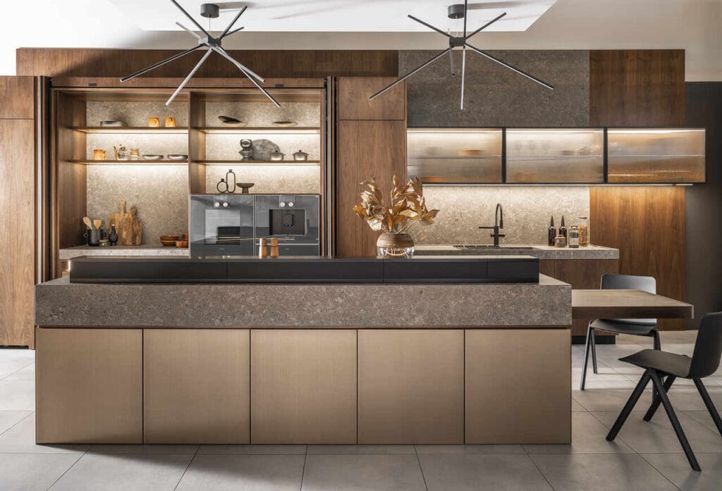 Autorska kolekcja mebli kuchennych Ravenna powstała w firmie Halupczok z mariażu poszukiwań w obszarze innowacyjnych technologii i unikatowej estetyki.