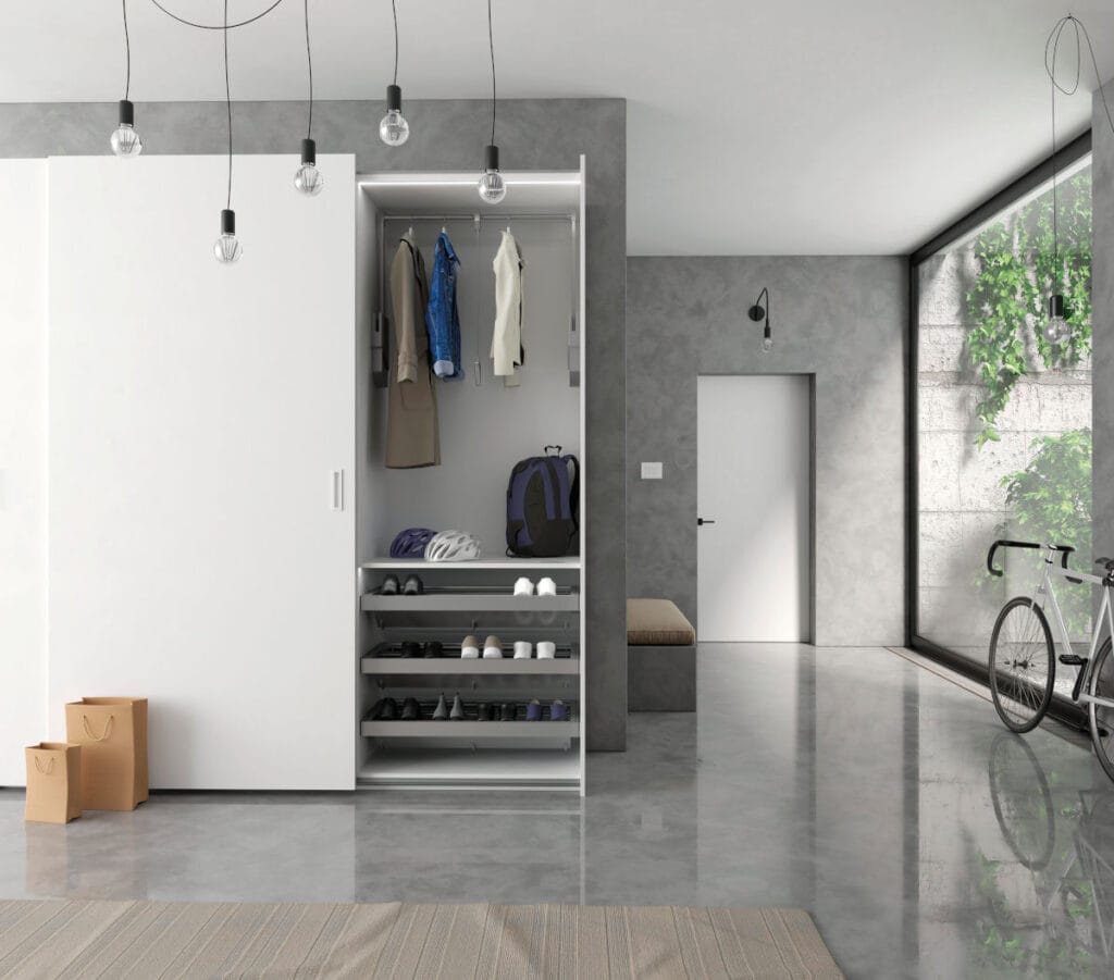 Sevroll- system Capitol wykorzystany w białej dużej szafie w domu