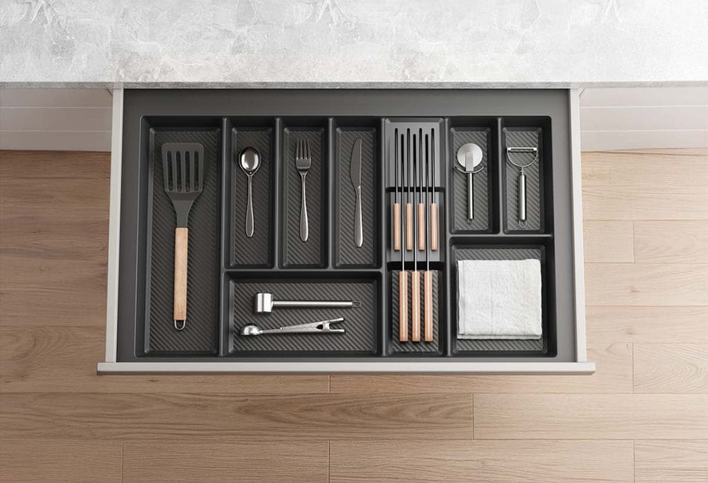 Grafitowy wkład do szuflady kuchennej z organizerem na noże, sztućcami i akcesoriami kuchennymi.